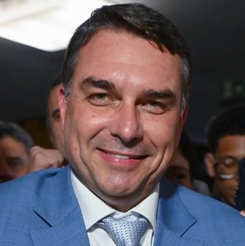 updatecharts's tweet photo. Flávio Bolsonaro era sócio INDIRETO de uma casa de apostas online, segundo a Revista Piauí. https://t.co/fCc4jAYjnm