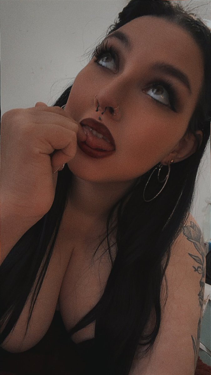 SultrySires17's tweet photo. Imagine me looking up at you like this. 😈 https://t.co/nVcIxRNJrN