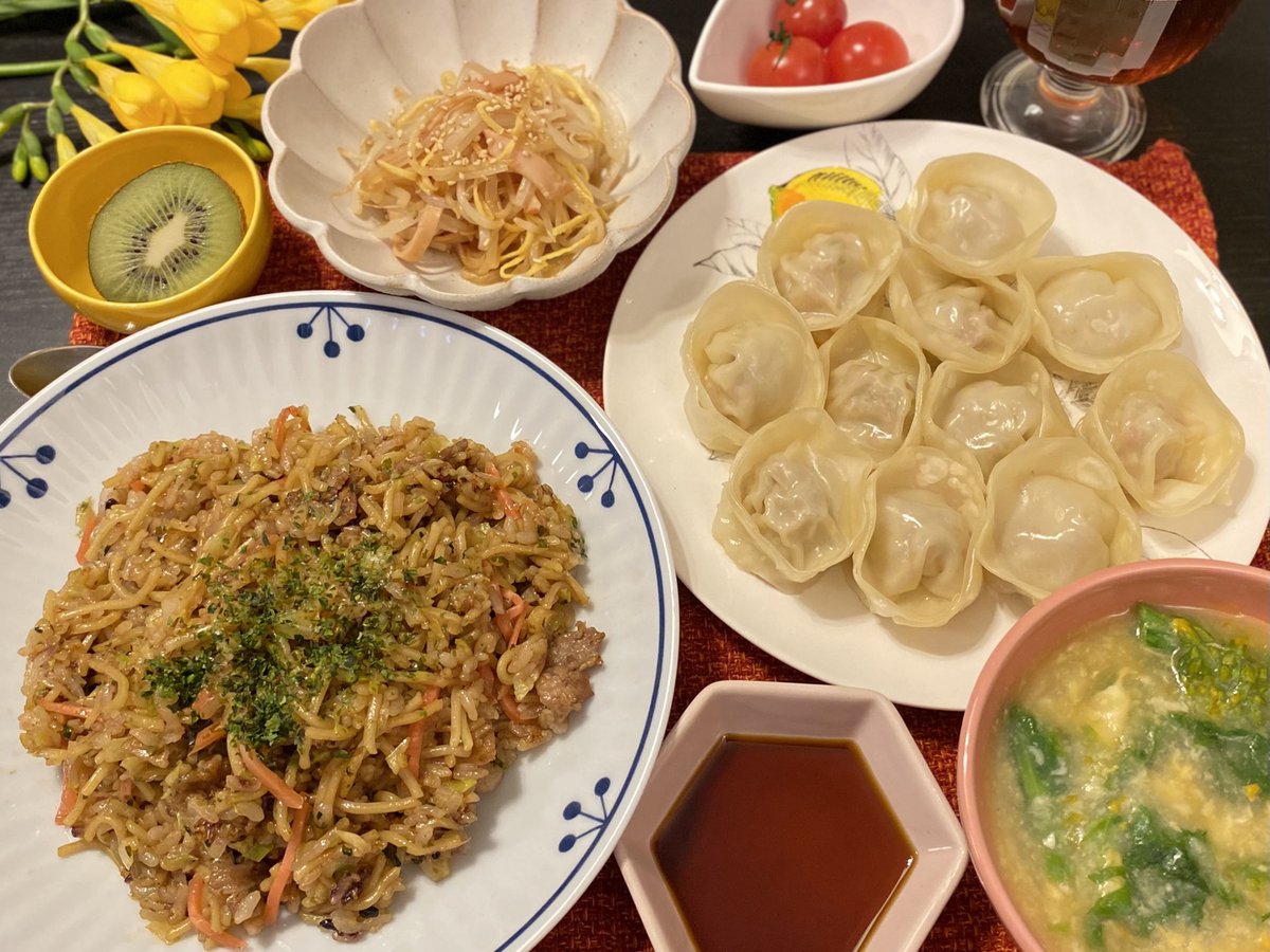 miori_xoxo's tweet photo. そばめし定食🥢

焼きそばとごはんを一緒に炒めて、  
もちもち水餃子もたっぷり✨

炭水化物×炭水化物、たまには最高😋

#おうちごはん https://t.co/r4RSjzYPEb