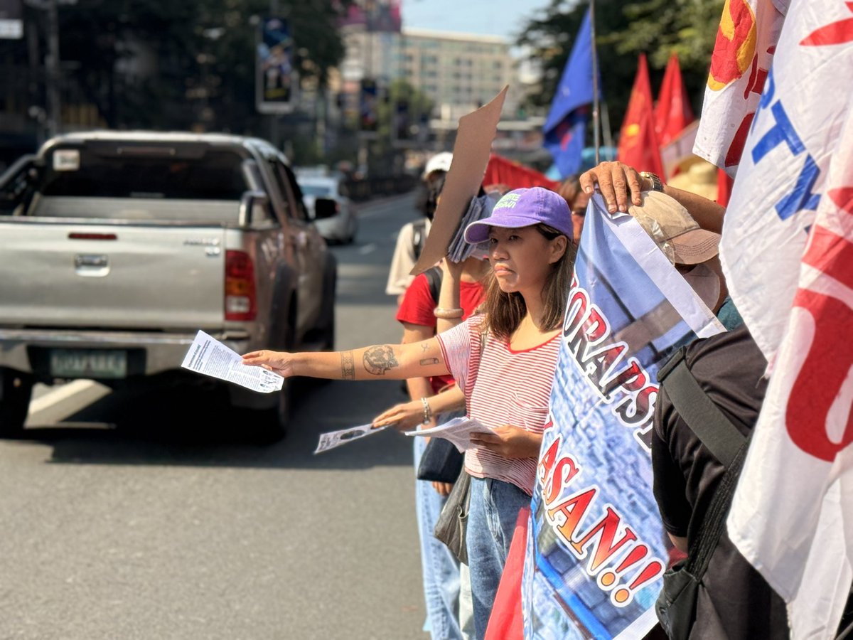 bulatlat's tweet photo. IN PHOTOS: Farmers and activists prepare for their protest march here in front of University of Santo Tomas. They will march toward Mendiola for the National Day of Action for Farmers, October 21. (via Dominic Gutoman/Bulatlat) https://t.co/pCenHKhZn6