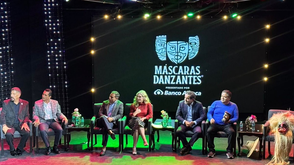 AztecaNoticias's tweet photo. .@NinfaSalinas, vicepresidenta del Comité Ejecutivo de @gruposalinas, anunció el sexto festival “Máscaras Danzantes”, presentado por @BancoAzteca 

Será una cumbre nacional, con más de 40 danzas regionales de 17 estados del país, 80 maestros mascareros, 300 músicos y 1500 danzantes, donde los ojos del mundo estarán puestos en este evento en el que artesanos mexicanos, tallan en madera siglos de historia.

El Festival se llevará a cabo del 13 al 15 de noviembre de 2026, en Orizaba, Veracruz.

https://t.co/XdwyEaYU0u