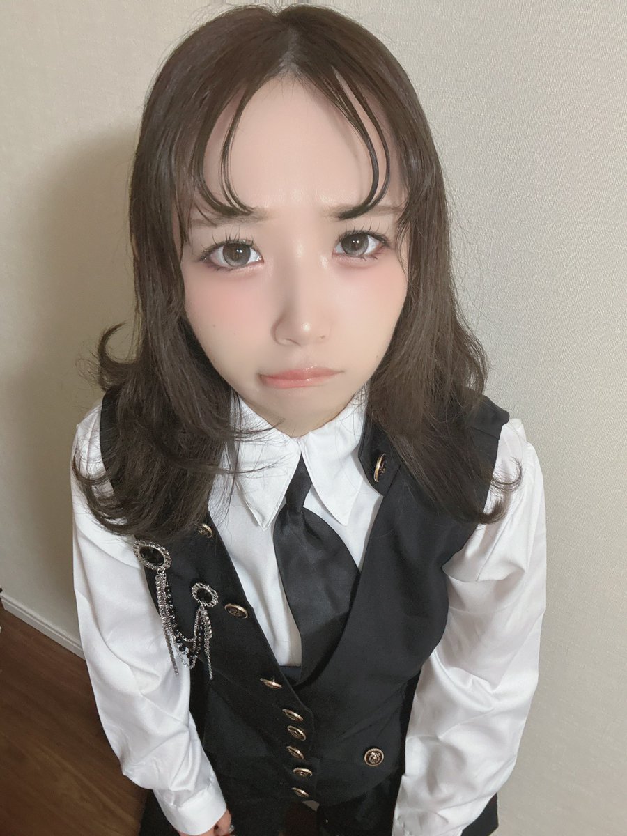 yui_ss0109's tweet photo. おはゆいゆい〜!!
今日のラッキーナンバーは66!

上手く出来なくて変な顔になった(  ･᷄-･᷅ )
#おゆいの日常 https://t.co/CAKufatBnL