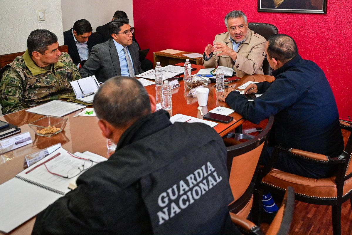 horacioduarteo's tweet photo. En el #EdoMéx, reforzamos las acciones de búsqueda de personas desaparecidas para dar respuesta a las familias que buscan a sus seres queridos, en cumplimiento de la Estrategia Nacional impulsada por la Presidenta @Claudiashein y coordinada por la @SEGOB_mx.

Por instrucción de nuestra Gobernadora @delfinagomeza, junto con el Consejero Jurídico, Jesús George Zamora, sostuve una mesa de trabajo para avanzar en la instalación del Centro Estatal de Mando y el Mecanismo Permanente de Coordinación Operativa con la Alerta Nacional de Búsqueda Inmediata.

Con la participación del Ejército Mexicano, @SEMAR_mx, @GN_MEXICO_, CNB, @FiscaliaEdomex, @SS_Edomex, @CEAVEM y la @COBUPEM, trabajaremos de manera coordinada para agilizar el intercambio de información y las acciones de búsqueda e investigación.

#ElPoderDeServir