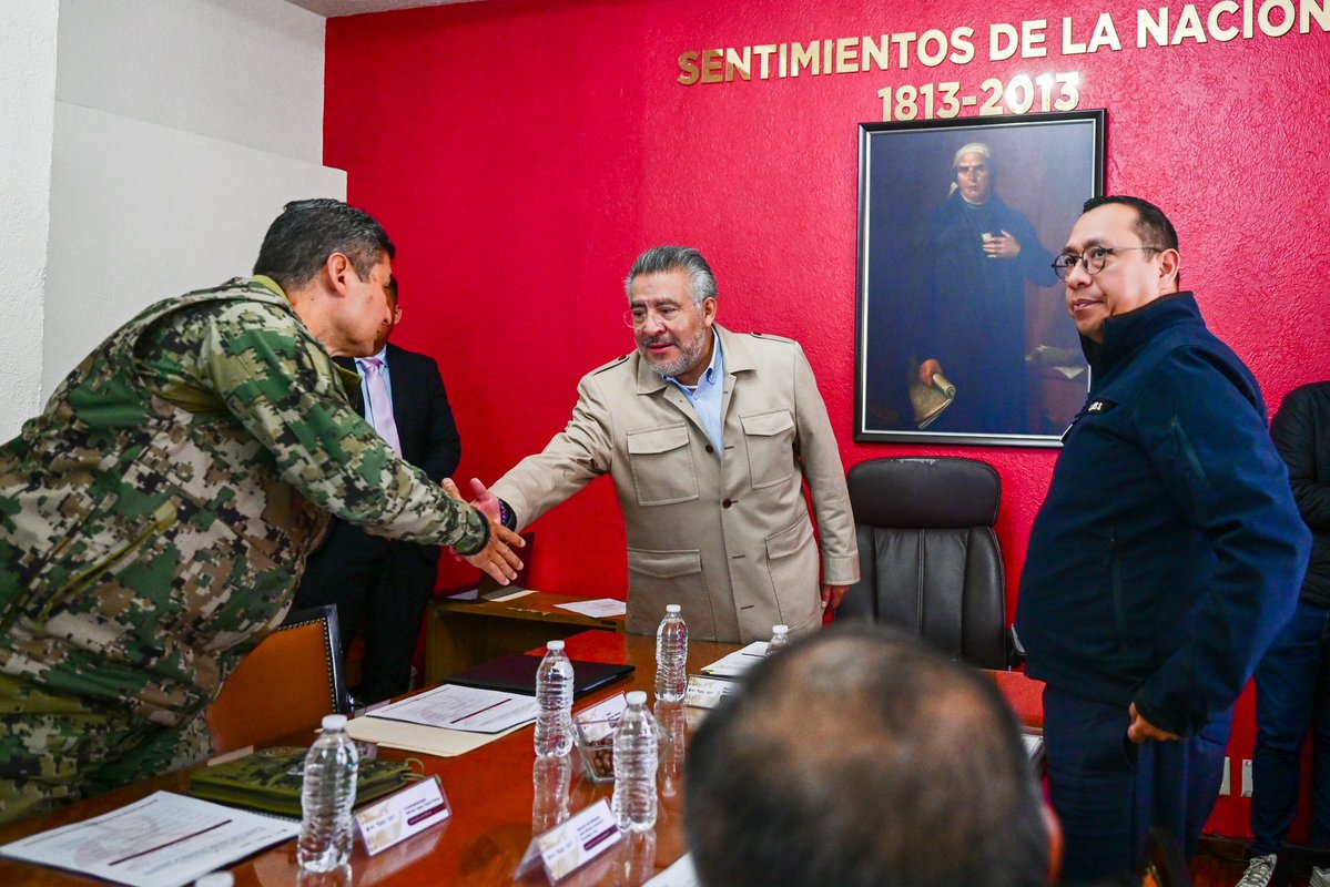 horacioduarteo's tweet photo. En el #EdoMéx, reforzamos las acciones de búsqueda de personas desaparecidas para dar respuesta a las familias que buscan a sus seres queridos, en cumplimiento de la Estrategia Nacional impulsada por la Presidenta @Claudiashein y coordinada por la @SEGOB_mx.

Por instrucción de nuestra Gobernadora @delfinagomeza, junto con el Consejero Jurídico, Jesús George Zamora, sostuve una mesa de trabajo para avanzar en la instalación del Centro Estatal de Mando y el Mecanismo Permanente de Coordinación Operativa con la Alerta Nacional de Búsqueda Inmediata.

Con la participación del Ejército Mexicano, @SEMAR_mx, @GN_MEXICO_, CNB, @FiscaliaEdomex, @SS_Edomex, @CEAVEM y la @COBUPEM, trabajaremos de manera coordinada para agilizar el intercambio de información y las acciones de búsqueda e investigación.

#ElPoderDeServir