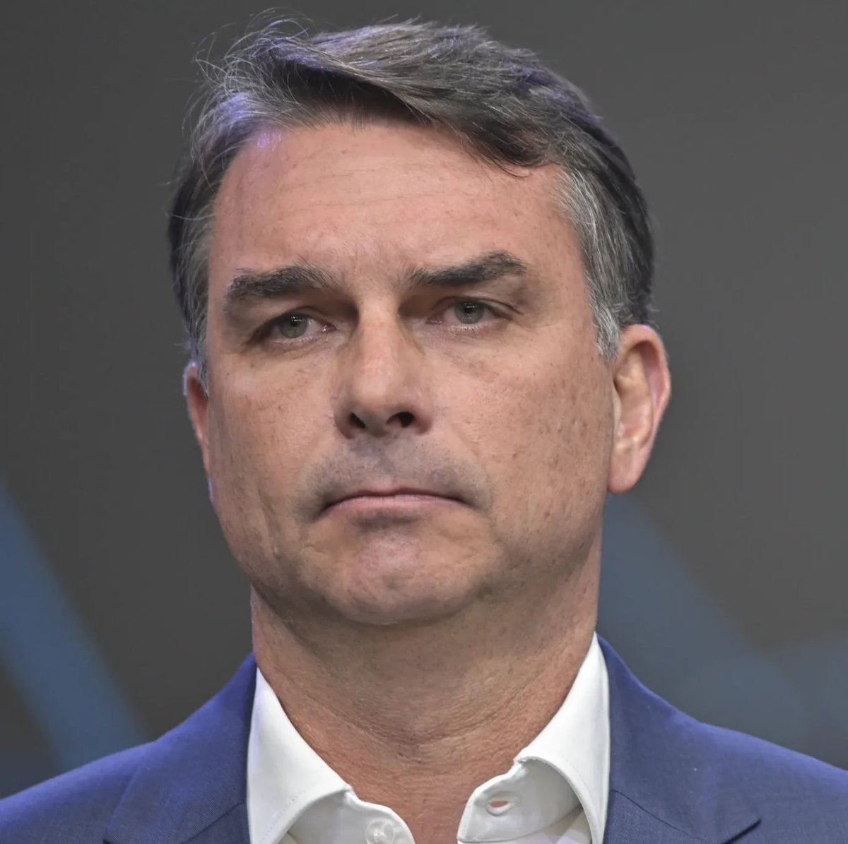updatecharts's tweet photo. EITA! Casas de apostas teriam fechado um ACORDO com Flávio Bolsonaro e o PL para que, caso vença as eleições presidenciais, as bets voltem a operar no Brasil na segunda-feira, dia 26 de outubro. 

Ministro Fux, relator de ações das empresas no STF, já está ciente e autorizaria a liberação.