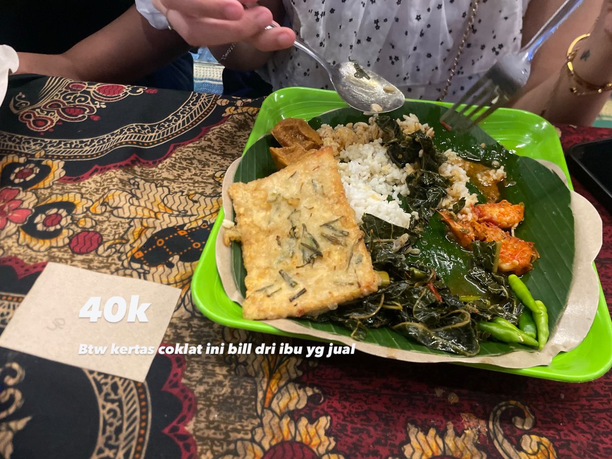 KapudS640's tweet photo. No offense, tapi gue ngerasa kayak kena scam pas makan di food court luar Blok M Square. Dari awal nanya harga susah banget dijawab. Sistemnya prasmanan, jadi ambil makanan sendiri, tapi pas bayar harganya menurut gue nggak masuk akal.

Bill gue Rp30 ribu, isinya cuma satu mendoan, oseng yang nggak jelas apa (isinya ati, tulang muda, sama cabai), dan nasi.

Temen gue malah bayar Rp40 ribu buat satu mendoan, sayur daun pepaya, 3 udang kecil, lodeh tahu 2 potong kecil, dan nasi.

Terus ada satu temen lagi yang bill-nya Rp25 ribu. Dia ambil sate usus yang katanya Rp5 ribu, kulit Rp7 ribu, sama nasi. Katanya nasi Rp5 ribu, tapi totalnya malah Rp25 ribu.

Coba hitung sendiri, deh. Gue bukan masalah bayar mahal kalau harganya jelas, tapi kalau dari awal susah ditanya dan totalnya nggak sesuai sama harga yang disebut, ya bikin curiga. Jualan yang jujur dong!