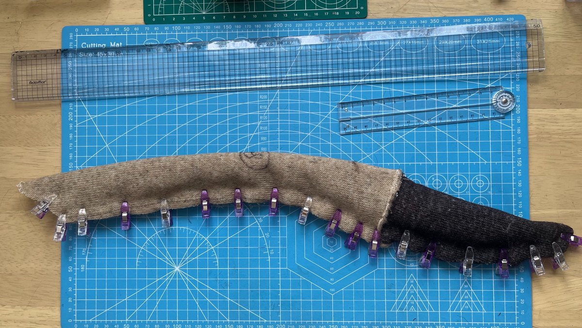 celtlion's tweet photo. 本日ハイエナの尻尾制作していきます。
より長さがあり、メリハリがある尻尾🌿 https://t.co/jDxgxhay00