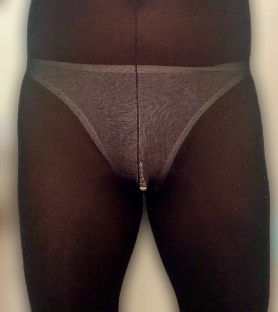 Alvric2Gore651's tweet photo. El día de ayer no pude subir fotos, pero si me di tiempo de tomármelas. Les comparto la tanga que utilice el día de ayer, tanga blanca con medias https://t.co/5XlDjUa3eg