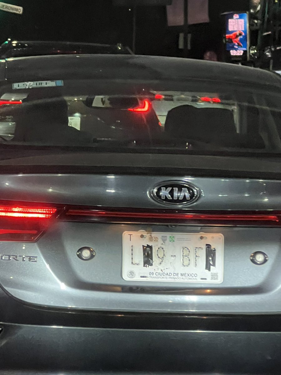 AlTiroCDMX's tweet photo. Oigan, respeten a los de @SSP_CDMX. Tienen la agenda LLENíSIMA como para andar fijándose en placas tapadas o mica borrosa:
70% Tomar atolito con guarache.
29% Ver TikToks en la patrulla.
1% Fingir demencia si pasa un auto sospechoso
 @OVIALCDMX #TránsitoGCDMX https://t.co/nFgh3F60Rj
