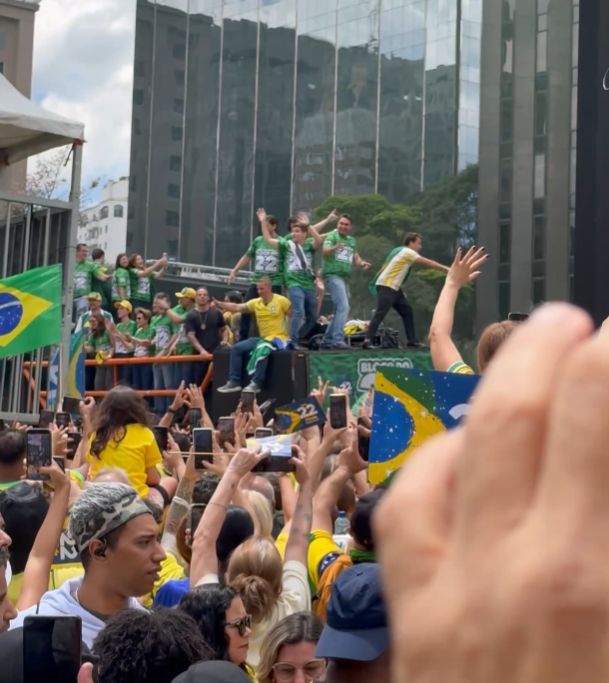 RapMais's tweet photo. 🚨 FILHO DE SABOTAGE É FLAGRADO DURANTE ATO PRÓ-FLÁVIO BOLSONARO NA AVENIDA PAULISTA

Sabota Jr. foi identificado nas imagens do "Bloquinho do 22", realizado no domingo (18), em SP. Ele aparece de bandana camuflada e fones de ouvido em um video divulgado na internet. Até o momento ele não se pronunciou sobre o registro.