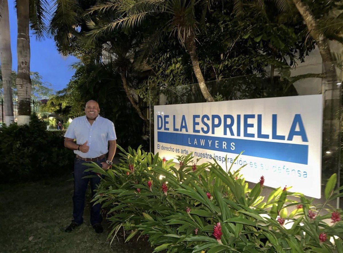 StevenLievano's tweet photo. Hace menos de un año, el exgobernador de San Andrés, Everth Julio Hawkings Sjorgreen capturado en las últimas horas por secuestro y extorsión y quien fue defendido en 2020 por la firma de abogados de Abelardo de la Espriella, brindaba con Ron Defensor. 

Aquí les dejo los enlaces de las publicaciones. 👇

https://t.co/oVreOzCObA

https://t.co/9tFvmo5fxD