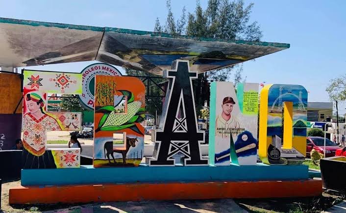 IdolinaZavala's tweet photo. @abrahamendieta Recuerdo a mi papá como trabajador de PEMEX cuando lo mandaron a la HALLIBURTON, muy orgulloso él de ntro. Pueblo ÉBANO, SLP, Cuna del Petróleo en 🇲🇽. Mi tío fue Srio. Gral. del STPRM Sección 3. Por eso le sé al tema AM. Me encanta. 
Fué ntro. pan en la mesa. https://t.co/GHvitXFEJZ