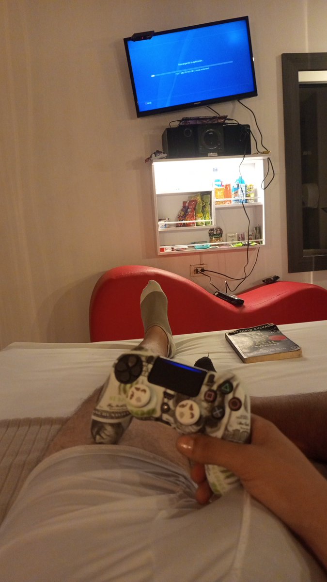 Snowchelos's tweet photo. Por cosas de la vida terminé en un motel jugando play. 

#quiensabemor https://t.co/59lpZpZBdP