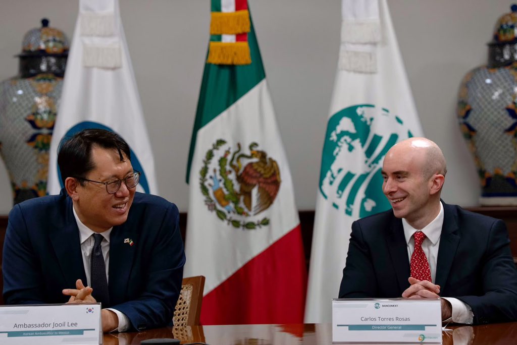 carlosgtorres_'s tweet photo. Nos reunimos con el embajador Jooil Lee para seguir fortaleciendo la cooperación entre Corea y México. 🇰🇷 🇲🇽

En @bancomext apoyamos para potenciar el intercambio comercial que concrete proyectos en beneficio de nuestros países. https://t.co/RxxXgYeuzv