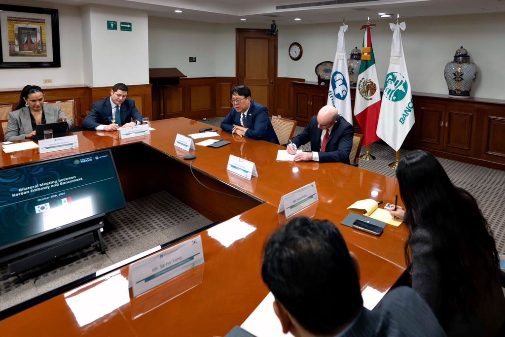 carlosgtorres_'s tweet photo. Nos reunimos con el embajador Jooil Lee para seguir fortaleciendo la cooperación entre Corea y México. 🇰🇷 🇲🇽

En @bancomext apoyamos para potenciar el intercambio comercial que concrete proyectos en beneficio de nuestros países. https://t.co/RxxXgYeuzv