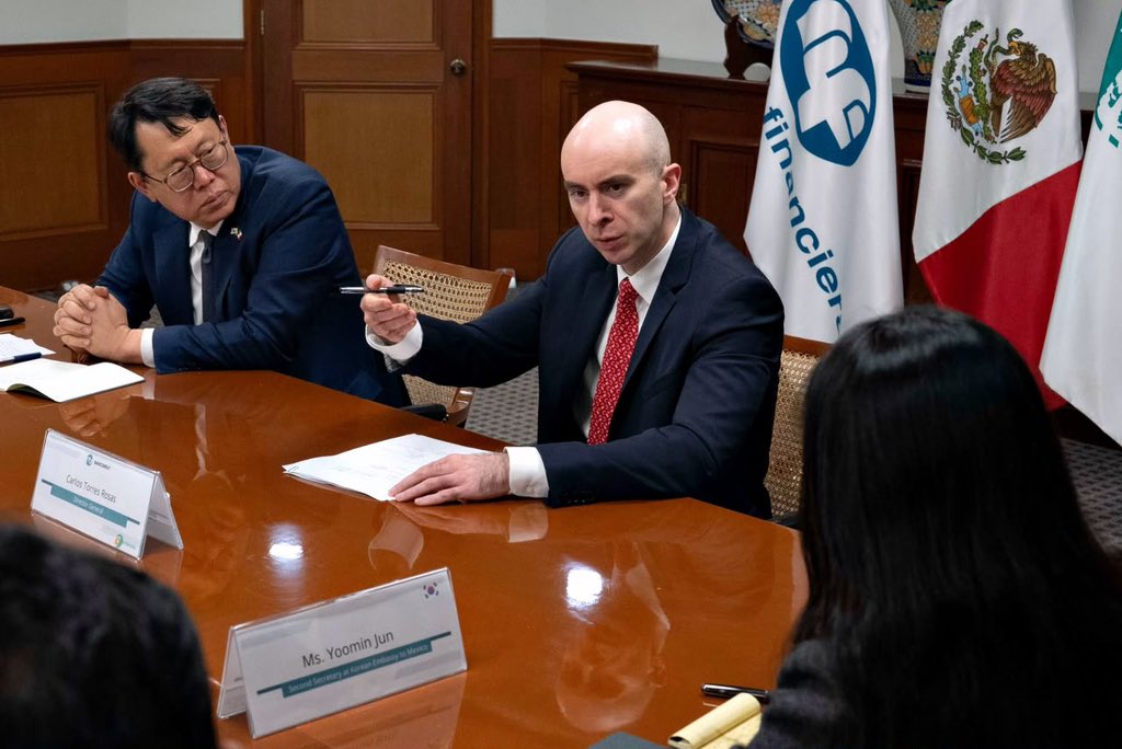 carlosgtorres_'s tweet photo. Nos reunimos con el embajador Jooil Lee para seguir fortaleciendo la cooperación entre Corea y México. 🇰🇷 🇲🇽

En @bancomext apoyamos para potenciar el intercambio comercial que concrete proyectos en beneficio de nuestros países. https://t.co/RxxXgYeuzv