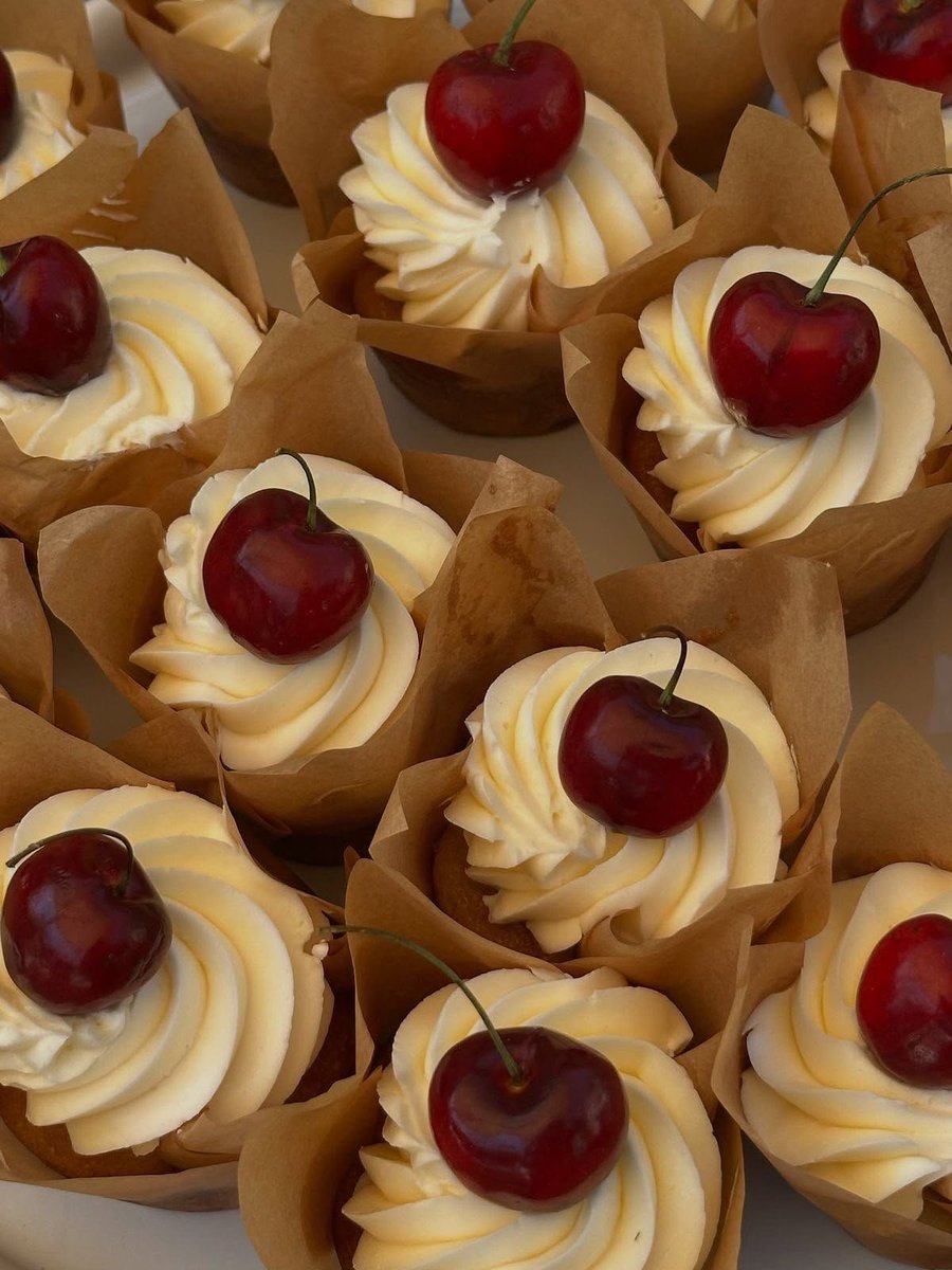 frostcoffeee's tweet photo. 🦊ྀི  𝒄𝚘𝚖𝚋𝚘 𝒊𝚗𝚗𝚒𝚎 :

• cupcakes de cereja
• coca-cola 
• caixa de legos https://t.co/5c5BxBoAp7