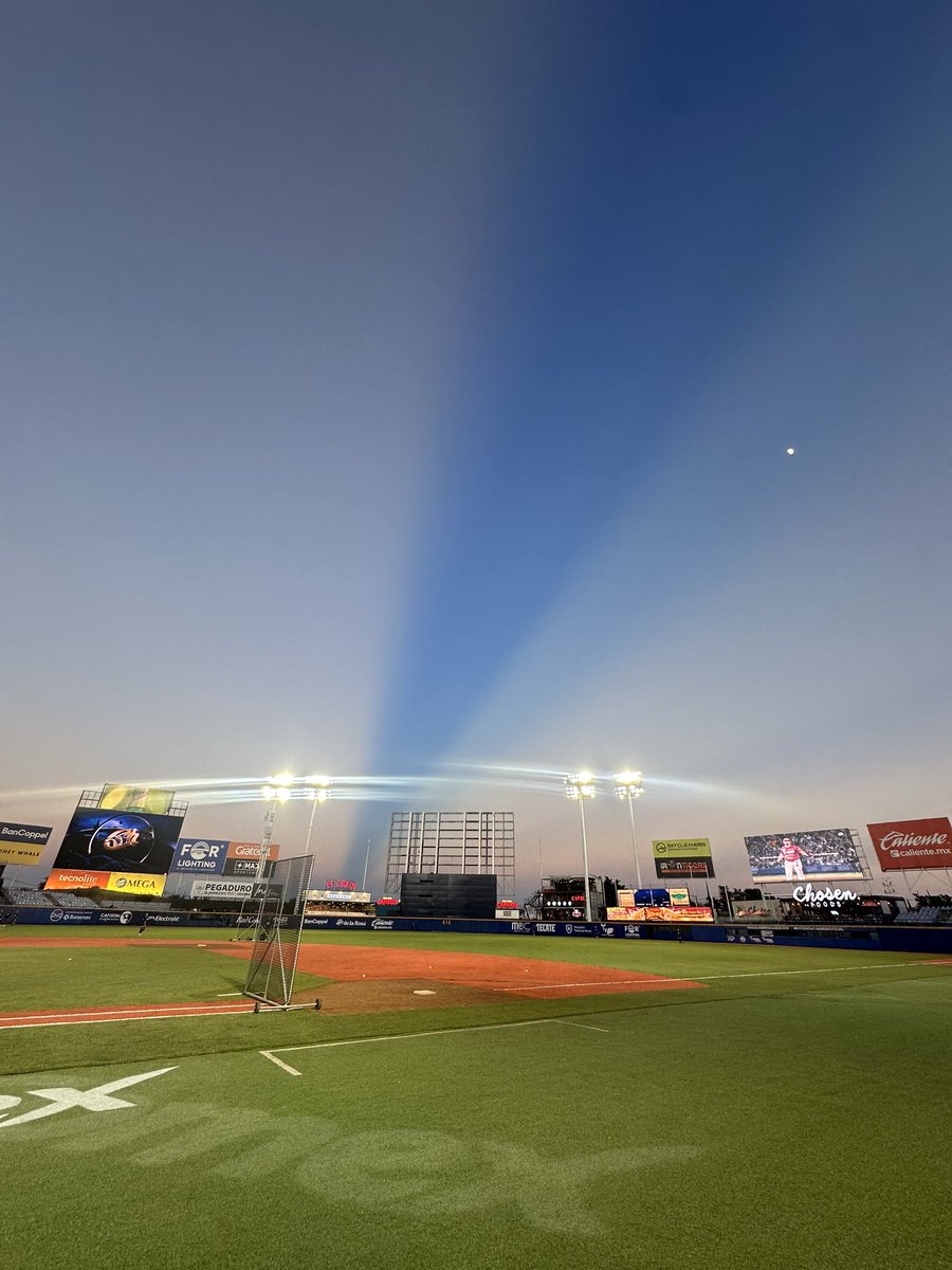 luisquinones90_'s tweet photo. Martes de @LMPBanamex 🇲🇽 desde el hermoso estadio Panamericano con el primer juego de la serie entre @AguilasDeMxli y los BICAMPEONES @charrosbeisbol de Jalisco 
En vivo por @FD1340AM 🎙️ y @fm_guadalajara 88.7 🔊#RadioramaDeOccidente 📻 https://t.co/KfVyCkedR4