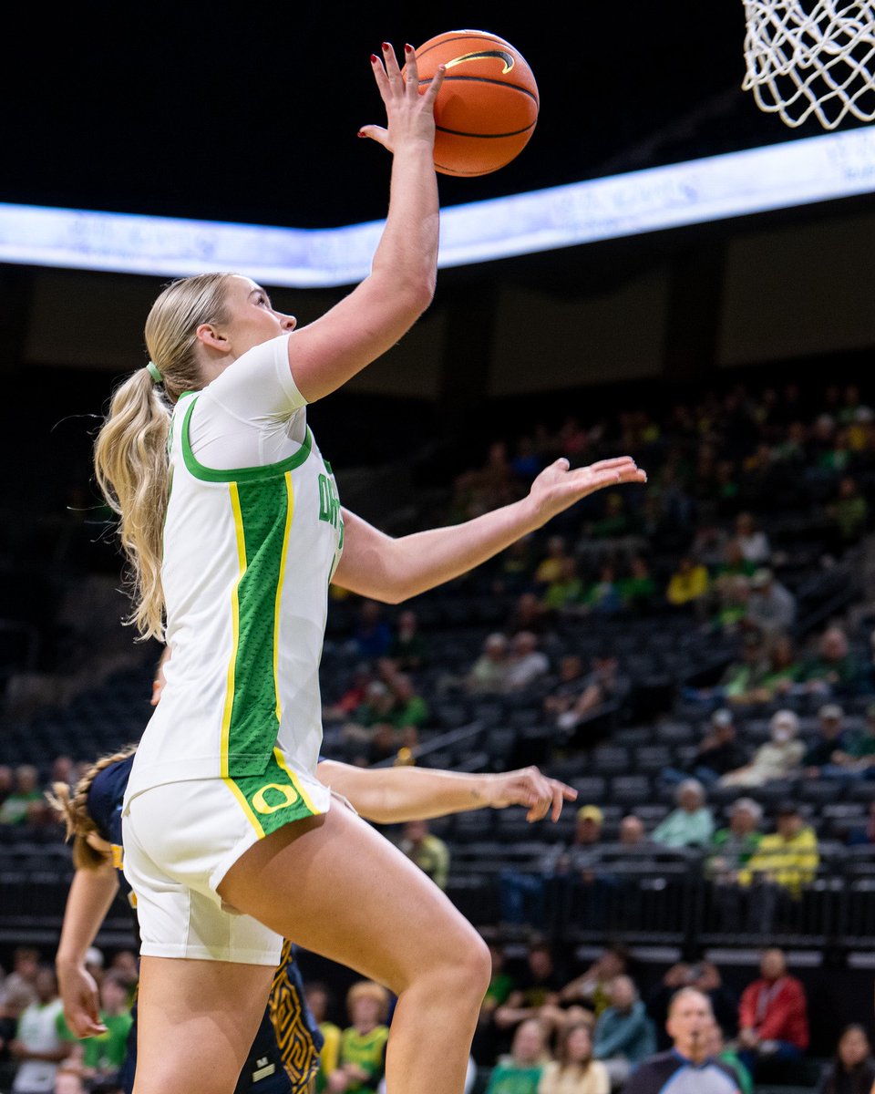 OregonWBB's tweet photo. Mallory is the first to double digits with 10 points and four boards. 

#GoDucks https://t.co/sOzhJphZm0