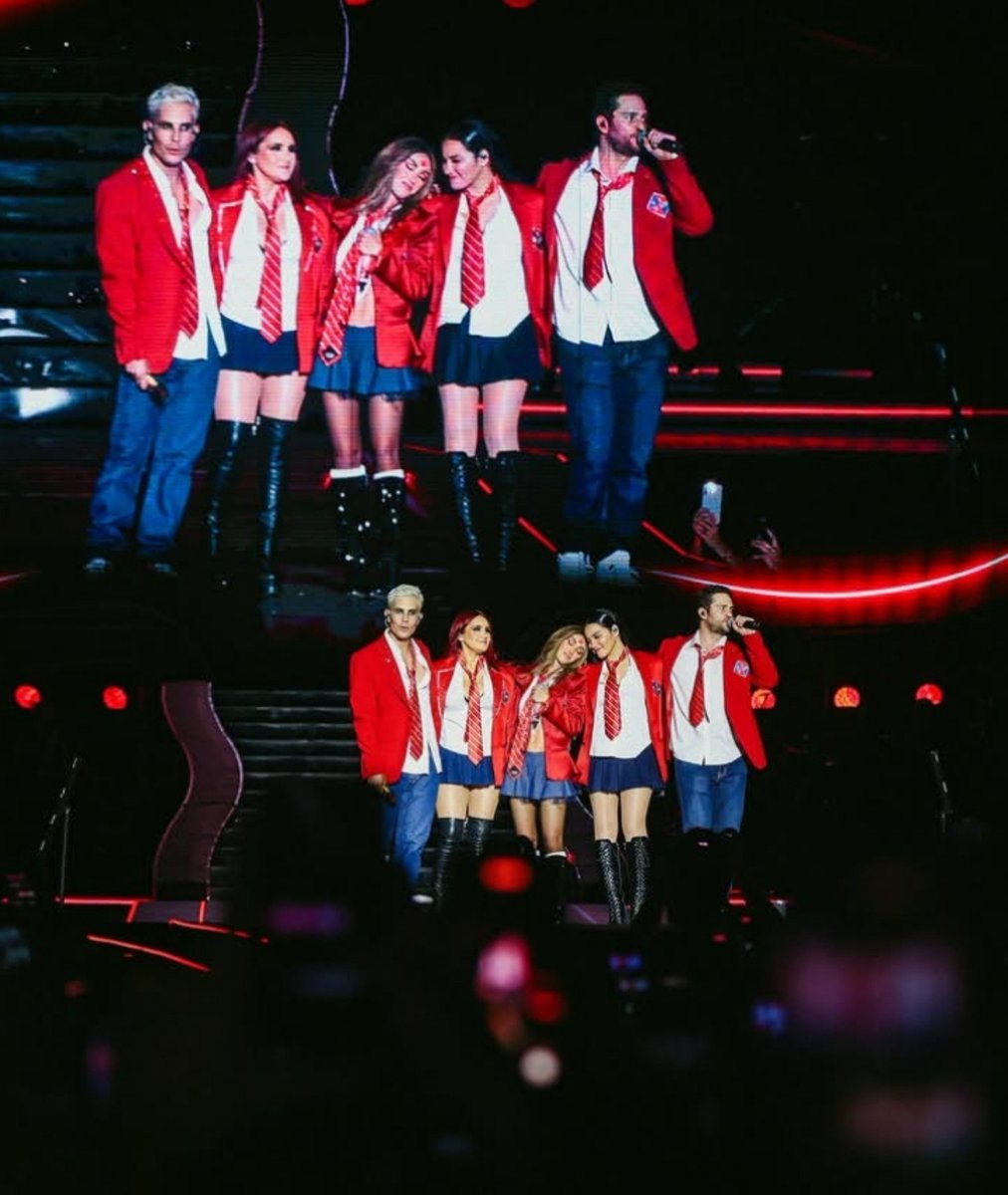 RBD24HorasArg's tweet photo. Recuerdos que terminaron doliendo...mi RBD 💔

[Michellefelippelli 📷] https://t.co/iUsenJbYez