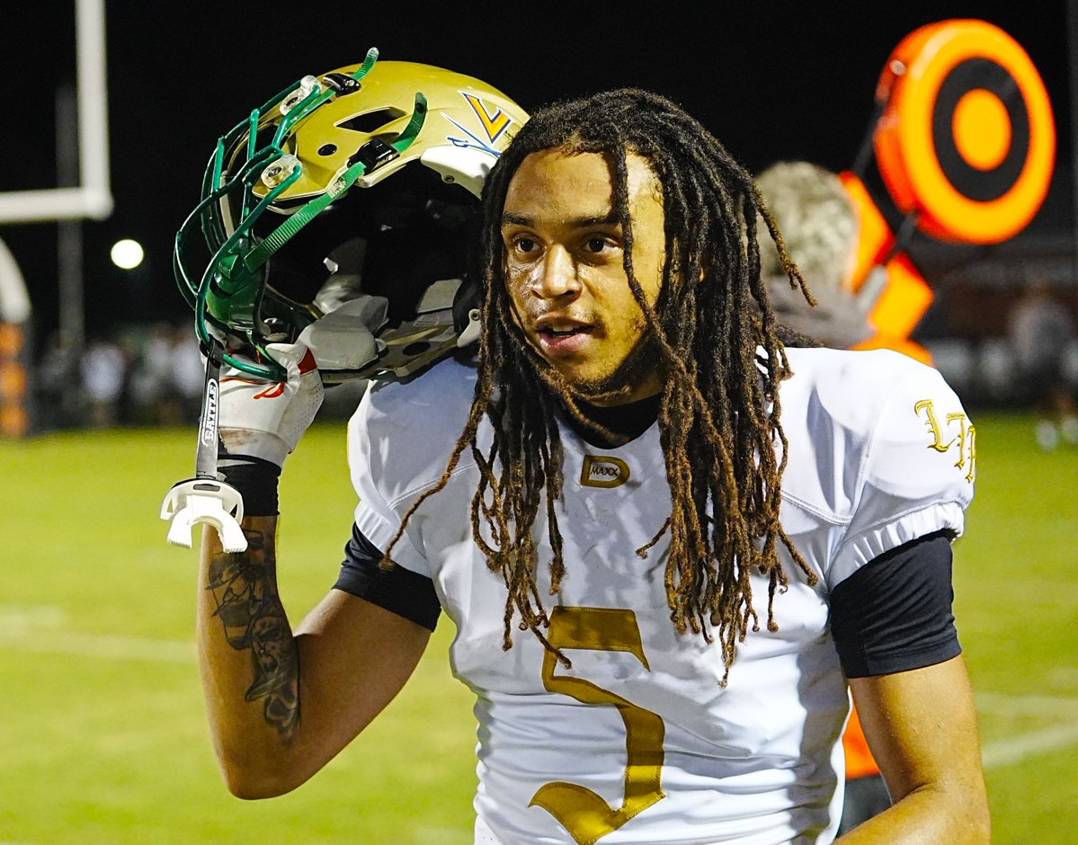 WillVapreps's tweet photo. UVA commit Zayvon Miller (6-1, 185) @2k_ziggy seems like the quiet type until you see him dismantle a receiver from a potential catch. He is featured in my Prospect Watch on Virginiapreps @VaPrepsRivals 

https://t.co/GXnso05E1r

@VaPrepsRivals @HuguenotFB @CoachBWolfe https://t.co/VtDoJrb8vA