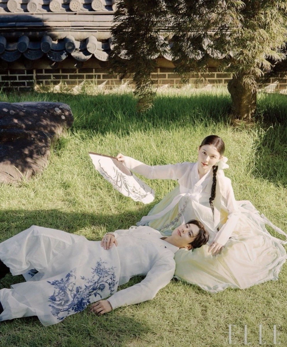 Grlwhowrites's tweet photo. Joseon period,
1930s,
Modern times.

One thing Yoojung and Elle are going to do is deliver the best pictorial with on theme concept again and again.

#KimYooJung #김유정 https://t.co/LEVaiFc52W