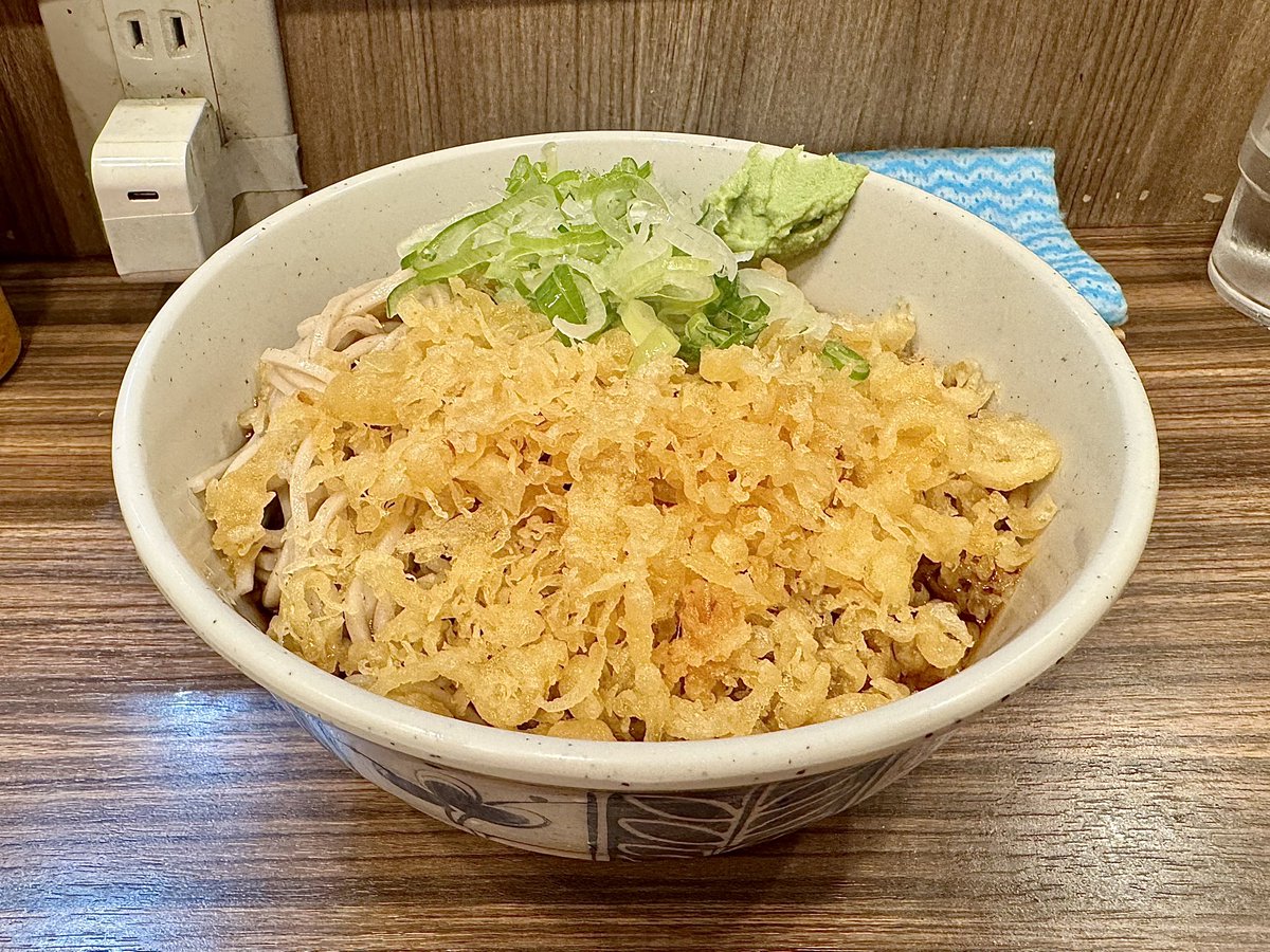 sobagyodon85's tweet photo. 綾瀬の立ち食い蕎麦酒処稜さんで
たぬきそば（冷）＋大盛り😋

#立ち食いそば
#路麺
#冷したぬきそば大盛り
#立ち食い蕎麦酒処稜 https://t.co/6MOWtoA7EU