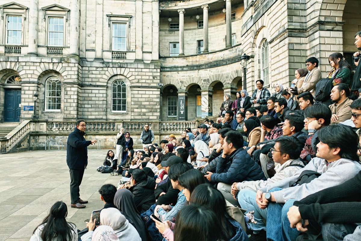 aniesbaswedan's tweet photo. Kuota habis dalam tiga menit, lalu yang tidak kebagian kursi tetap datang dan menunggu di luar! Begitulah teman-teman diaspora dan PPI Edinburgh menyambut diskusi kami di Old College, University of Edinburgh, Minggu kemarin.

Panitia sampai harus mencari ruangan yang lebih besar. Karena hari Minggu, ruangan harus sudah bersih dan ditutup pukul lima sore, padahal diskusi masih berjalan hangat. Maka kami pun keluar dan melanjutkan diskusi di tangga Old College.

Gedung ini mulai dibangun tahun 1789, di masa Pencerahan Skotlandia, ketika Edinburgh ramai dengan perkumpulan diskusi tempat orang beradu gagasan soal ekonomi, kota, dan kehidupan bersama. Sore itu, tangga yang sama dipenuhi anak-anak muda Indonesia yang duduk ngemper, bertanya, menyanggah, dan tertawa bersama. Rasanya seperti rembug di serambi kampus waktu kami kuliah dulu.

Kami membahas kota dan masa depannya, juga situasi terkini di tanah air dengan pertanyaan-pertanyaan yang kritis. Di setiap pertanyaan tersirat rasa cinta dan kepedulian pada Indonesia, serta tekad untuk ikut membuatnya lebih baik. Walau jauh, mereka tetap memikirkan rumah.

Terima kasih PPI Edinburgh, Karsa City Lab, dan semua yang hadir, di dalam ruangan maupun di tangga Old College. Sampai jumpa lagi!