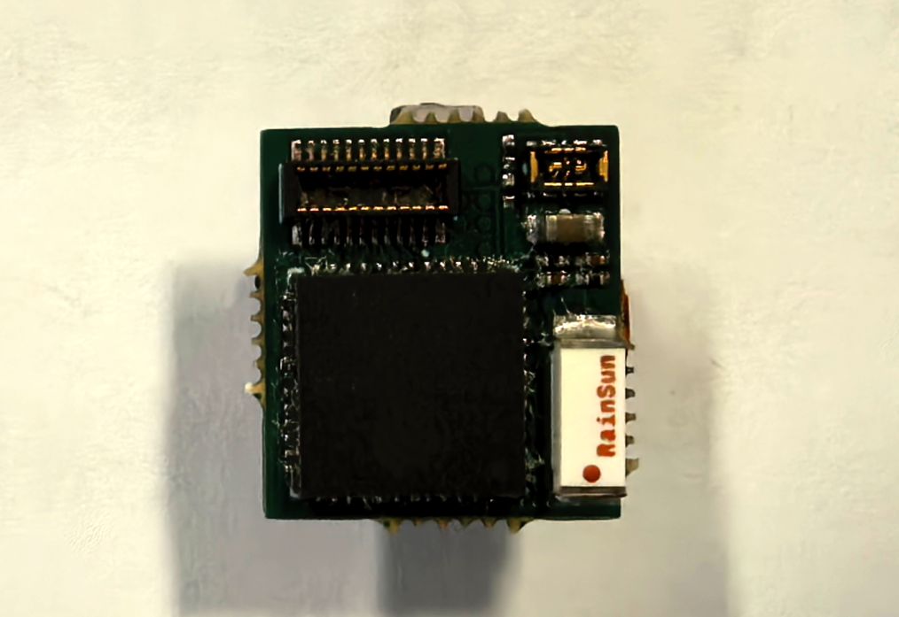 ChinaScience's tweet photo. Chinese scientists have successfully developed a 1-gram wireless mesoscopic microscope called Airscope, billed as the world's lightest megapixel device of its kind. It enables large-scale, high-resolution wireless imaging of neural activity in the brains of naturally behaving animals, offering a new tool for neuroscience research and brain-computer interface (BCI) development.   

In terms of imaging capabilities, Airscope can simultaneously record more than 8,500 cortical neurons in a single mouse, 25 times the capacity of existing wireless devices. It can also maintain stable recordings from the same brain region for more than 200 days, with signal quality comparable to that of conventional benchtop microscopes.