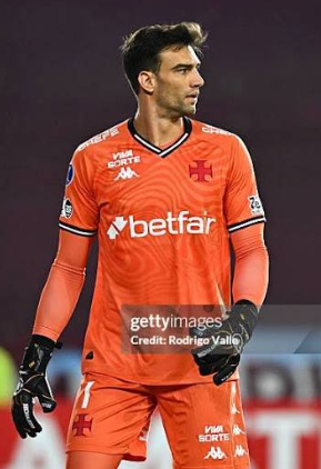 Kranegoat's tweet photo. Hijo de puta, morite forro, 3 tiros al arco, 3 goles te hicieron, forro de mierda, te patearon al medio y vos la metiste en el arco.

Rescindanle el contrato #VascoDaGama https://t.co/jfHK8QjigV