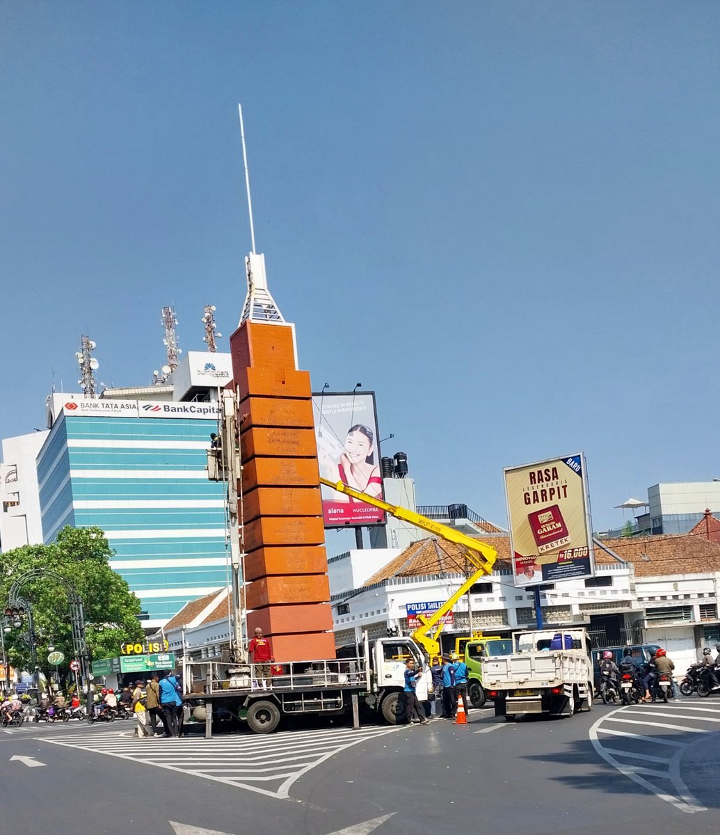 zhipenk_'s tweet photo. Apapun itu, besoknya bisa bagus lagi, bisa jadi lebih indah setelah dirusak.
Coba Memulihkan hutan, butuh waktu berapa puluh tahun?
Emang situ nantinya ngirup oksigen dari beton-beton yang berdiri di Kota? https://t.co/AugmmCYoNB