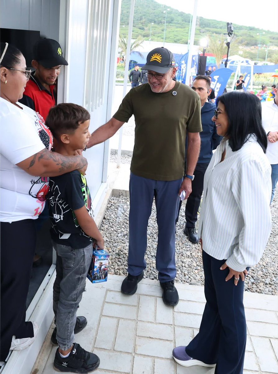 jorgerpsuv's tweet photo. Acompañamos a la Pdta. Delcy Rodríguez en la entrega de 500 viviendas transitorias en Ciudad Caribia, para familias afectadas por los sismos. Seguimos trabajando para atender a cada núcleo familiar de manera integral a través del Plan Venezuela Renace. https://t.co/5LRfvoSVAW