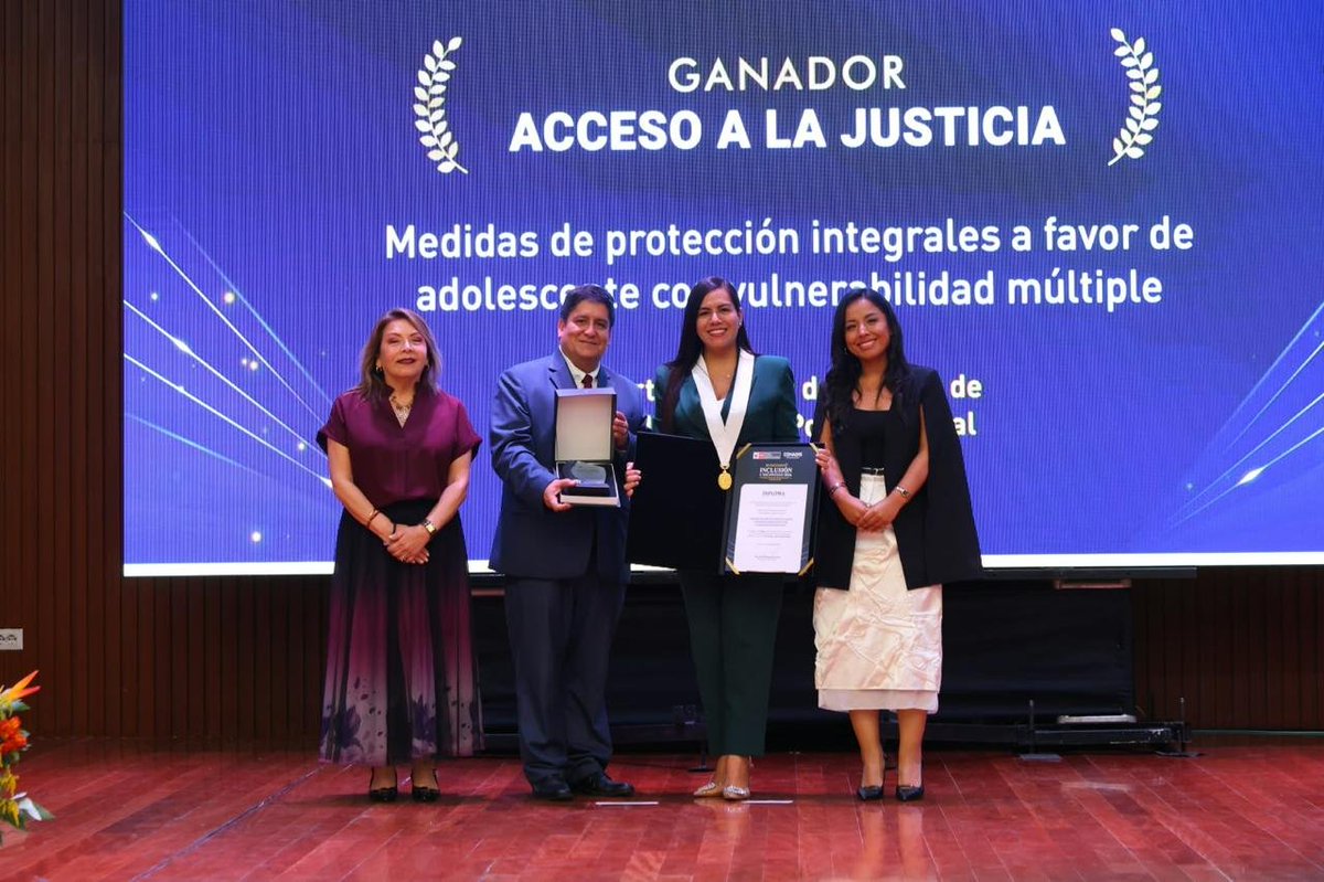MimpPeru's tweet photo. #NotaDePrensa | 👏 ¡Reconocemos iniciativas que promueven la inclusión!

💡 El MIMP premió a personas, empresas e instituciones ganadoras del Concurso de Buenas Prácticas de Gestión Inclusiva 2026 “Inclusión y Discapacidad”, por sus aportes a una sociedad más accesible e inclusiva.

🏆 En su sexta edición, el concurso recibió 164 propuestas, de las cuales 49 fueron seleccionadas por promover los derechos de las personas con discapacidad en ámbitos como educación, empleo, emprendimiento, salud, deporte, arte, cultura, entre otros ámbitos.

🤝 Durante la ceremonia, el viceministro de Poblaciones Vulnerables, Juan Carlos Pasco, reafirmó el compromiso del MIMP con las buenas prácticas que eliminan barreras y amplían las oportunidades de participación y autonomía.

📲 Conoce a los ganadores en la nota de prensa.
 https://t.co/qJIABJL0pk

#GenerarAutonomía #CuidarConDignidad