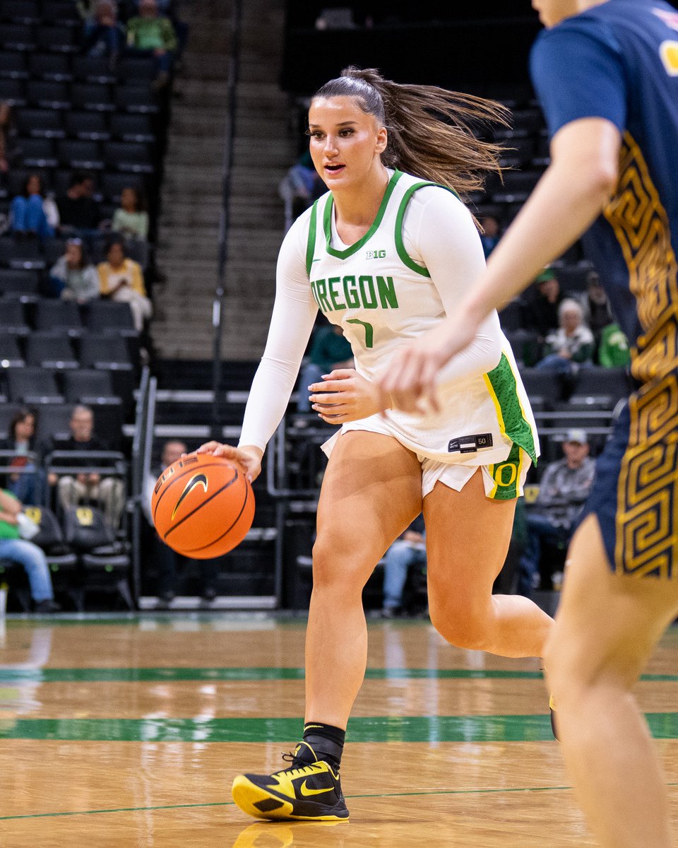 OregonWBB's tweet photo. Four freshmen on the floor and we lead it 99-32 at the 4th quarter media timeout. 

#GoDucks https://t.co/UKf3YzkbVc