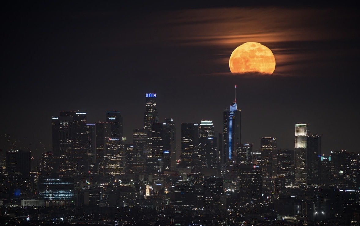 bay_photography's tweet photo. Los Angeles gearing up for Halloween https://t.co/Dn7OPMScDZ