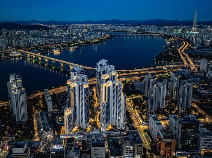 lscslht1996's tweet photo. As a Korean looking through various homes on Opendoor, what struck me is that every house has its own unique character. 🇰🇷 

In Korea, there are many housing types, like apartments, villas, single-family homes, and officetels, but apartments are by far the most preferred (see photos).

Even inside apartments, 84㎡ (about 900 sq ft) is the most popular size, and the floor plans are almost identical everywhere. In Korea, we call this the "national standard size."

One thing I realized is that Koreans tend to follow what others do and have a fairly strong collectivist mindset.

Some even joke that socialism would suit us, but hey, this is the South lol
As someone who loves real estate, I wondered why Korean homes lack the individuality of American houses. 🇺🇸 

The answer is simple: money. 💰 

Demand only goes to these factory-made, copy-paste apartments. People expect prices to rise only where demand concentrates, so everyone ends up flocking there.

You probably don't care about another country's housing culture, but just thought I'd share!  $OPEN