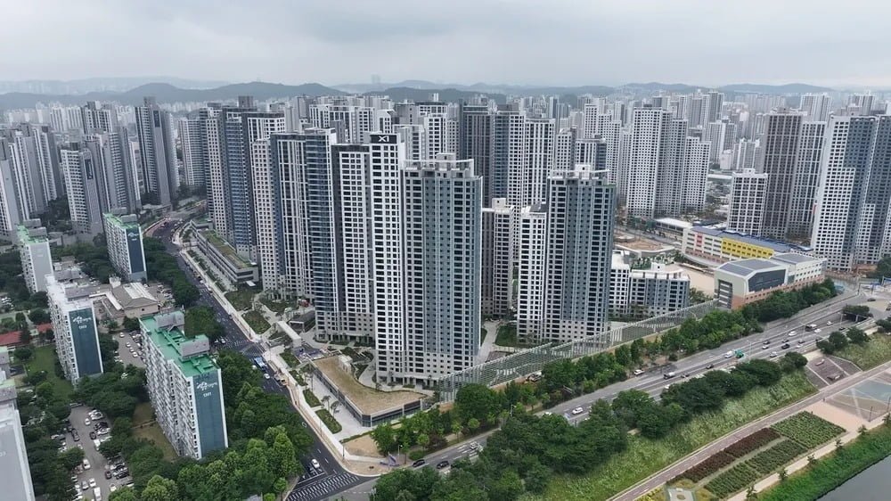 lscslht1996's tweet photo. As a Korean looking through various homes on Opendoor, what struck me is that every house has its own unique character. 🇰🇷 

In Korea, there are many housing types, like apartments, villas, single-family homes, and officetels, but apartments are by far the most preferred (see photos).

Even inside apartments, 84㎡ (about 900 sq ft) is the most popular size, and the floor plans are almost identical everywhere. In Korea, we call this the "national standard size."

One thing I realized is that Koreans tend to follow what others do and have a fairly strong collectivist mindset.

Some even joke that socialism would suit us, but hey, this is the South lol
As someone who loves real estate, I wondered why Korean homes lack the individuality of American houses. 🇺🇸 

The answer is simple: money. 💰 

Demand only goes to these factory-made, copy-paste apartments. People expect prices to rise only where demand concentrates, so everyone ends up flocking there.

You probably don't care about another country's housing culture, but just thought I'd share!  $OPEN
