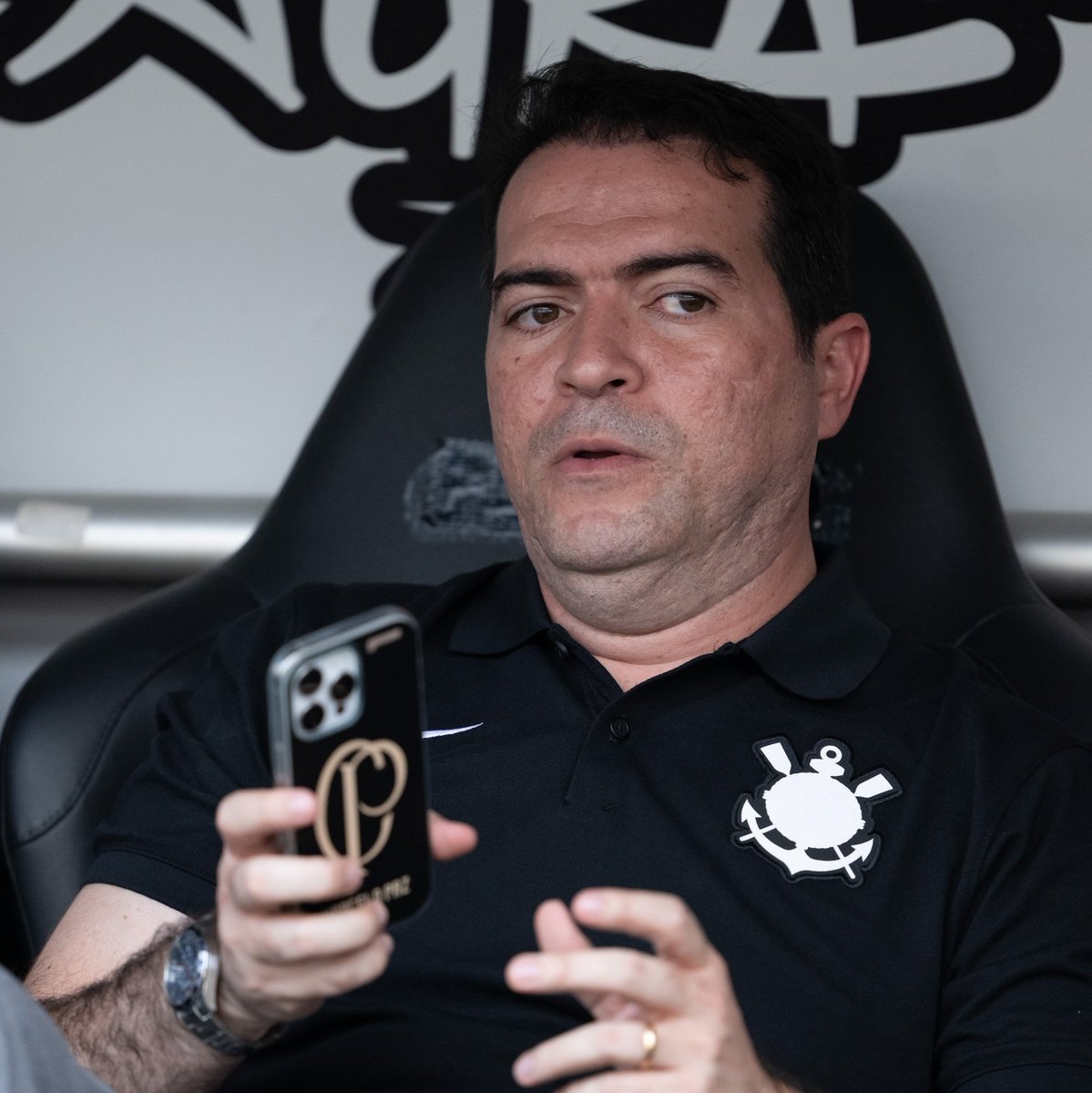 udan7_'s tweet photo. Em seu canal no YouTube, o jornalista Tiago Salazar trouxe atualizações sobre a demissão de Marcelo Paz no Corinthians:

A nota oficial publicada pelo clube pegou todos de surpresa. Marcelo Paz foi chamado de última hora para a reunião, comunicado sobre o desligamento e aceitou a rescisão em comum acordo devido à gratidão que tem ao presidente por ter lhe dado a oportunidade de trabalhar no clube. Membros do departamento de futebol e do elenco só souberam da decisão por meio da nota oficial publicada nas redes sociais.

No Parque São Jorge, Osmar Stabile sofreu forte pressão para desligar o executivo. A contratação de Seedorf foi liderada por Marcelo Paz e, embora concordasse com a decisão na época, Stabile acabou sendo pressionado por ter acatado a chegada do treinador neerlandês.

Além disso, Tiago Salazar trouxe uma apuração GRAVÍSSIMA sobre o meia Rodrigo Garro:

Segundo o repórter da Gazeta Esportiva, a convivência com o argentino no CT Dr. Joaquim Grava é conturbada. Garro é visto internamente por muitos como arrogante, insuportável e desagregador, sendo considerado "odiado" por parte do ambiente interno. As reclamações do camisa 8 não visam melhorias, mas sim fazer prevalecer a sua própria vontade. "Marrento" e "mimado" foram outros termos atribuídos ao atleta.

Garro teria tido participação direta na demissão de Marcelo Paz – informação que, segundo o jornalista, pode ser confirmada pela diretoria dos Gaviões da Fiel. Internamente, muitos rotulam o meia como "traíra". Diferente de Gabriel Paulista, que cobrou a diretoria no último dérbi, Garro queria a saída de Paz, assim como já havia pedido a demissão de Dorival Júnior.

Outro detalhe revelado é que a ideia de atuar como volante partiu do próprio camisa 8, e não de Fernando Diniz, que preferiu não "peitar" o jogador e acatou o pedido. Por fim, membros da comissão técnica teriam sido proibidos pelo argentino de frequentar o vestiário do Timão. Conforme reforçado pelo jornalista, Garro quer que tudo seja do seu jeito, o que fez com que passasse a ser apelidado por alguns internamente de "Messi da Shopee".

📸¹ | Reprodução/UOL/Crédito não informado
📸² | Daniel Camargo Kfouri/Instagram