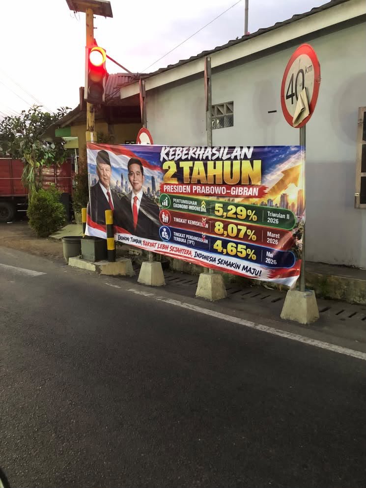 LambeSahamjja's tweet photo. BIG BREAKING NEWS
BANNER CAPAIAN 2 TAHUN PRABOWO-GIBRAN SUDAH DI SEBAR DI BEBERAPA DAERAH 

mereka mengklaim
- pertumbuhan ekonomi indonesia naik 5,29 persen (triwulan ii 2026)
- tingkat kemiskinan turun 8,07 persen (maret 2026)
- tingkat pengangguran terbuka turun (tpt) 4,65 persen (mei 2026)