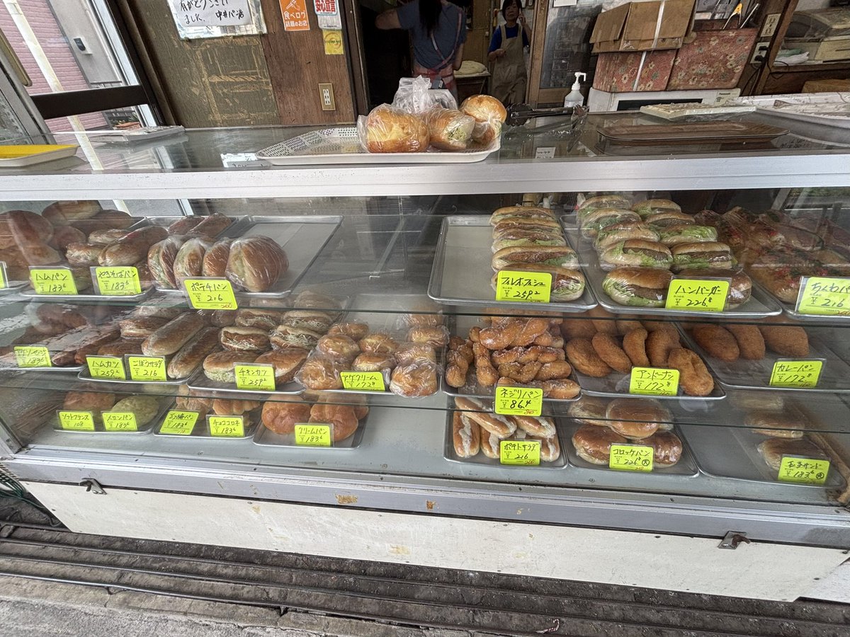 mikox2's tweet photo. 三春町「中井パン店」さん🍞

今月末で閉店なんですね😢

子どもがネジリパンが大好きで、
小さい頃からよく通っていました🥖

ポテチパンは横須賀のソウルフード？
食べられなくなってしまうんですね😞

長い間ありがとうございました。

#yokosuka https://t.co/LFSeLb0Dod