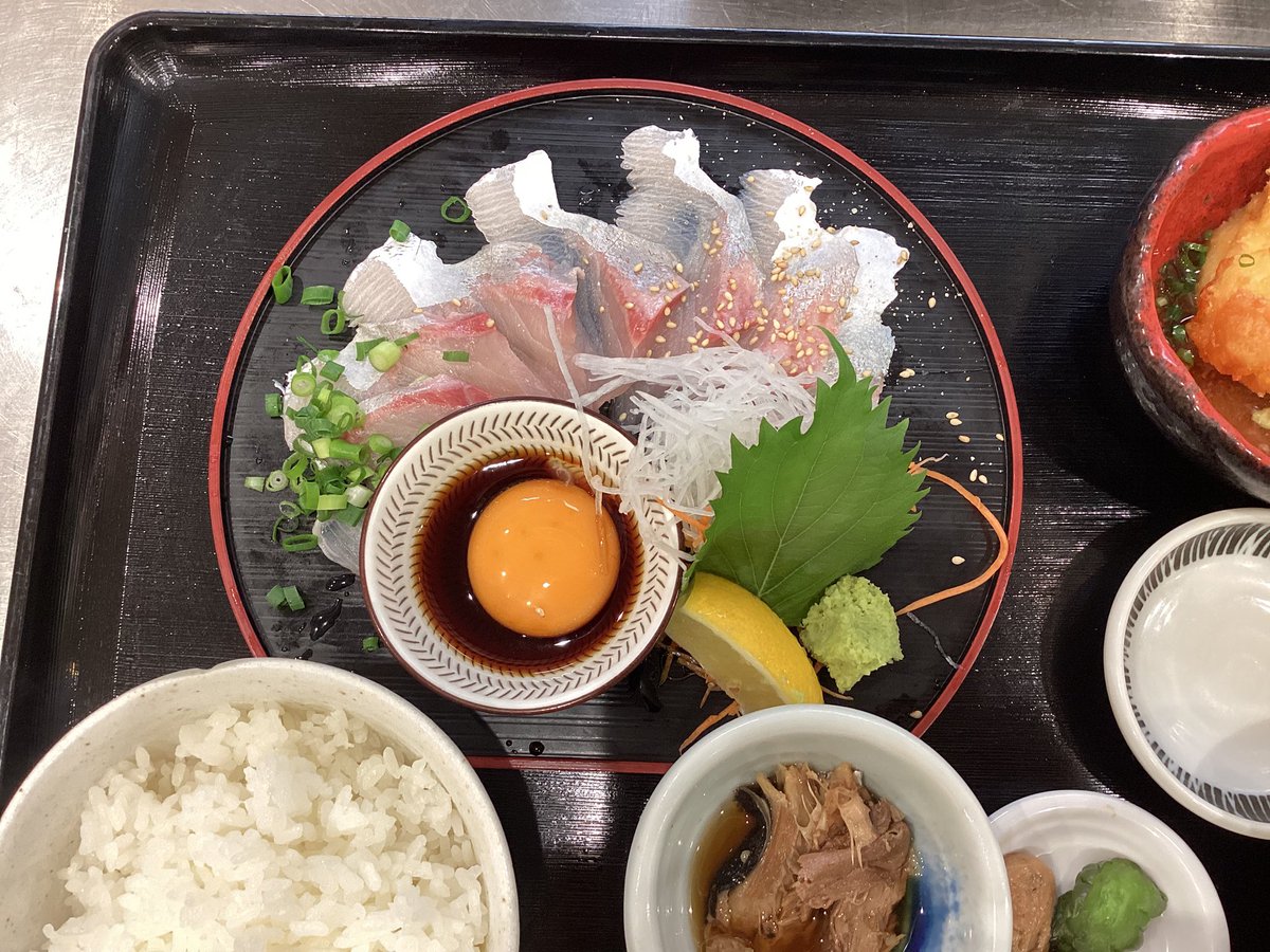 meshido_nerima's tweet photo. こんにちは😃

食堂めし道楽練馬店です✨
本日の日替わり定食は、【A.〈京都〉天然ヒラマサ刺身(黄身しょうゆ付)と大山鶏揚げ出し定食】または
【B.秋刀魚塩焼き定食】　　1390円です✨

数量限定！定食としてはもちろん、ちょい飲み&amp;一人飲みにも👌🍻

#練馬グルメ #練馬ランチ #練馬ディナー https://t.co/FVPC4TkA3F