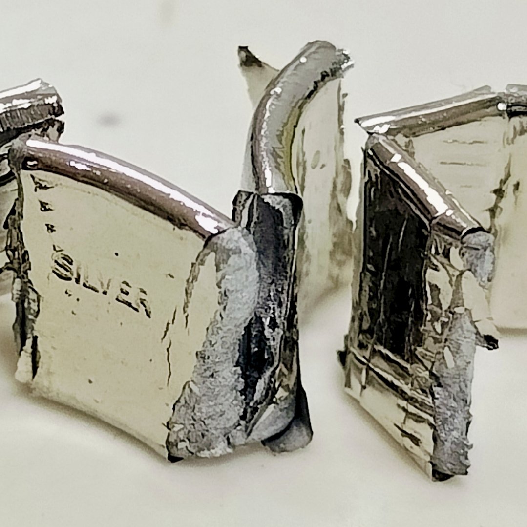 hisshouburai's tweet photo. 【拡散希望】メルカリで「SILVER刻印あり」のリング買ったら悪質すぎる偽物だった…😭
​クリーナーで洗浄したら違和感があったのでペンチで切ってみたら、なんと『極厚メッキ』の完全なフェイク品。刻印まであるの悪質すぎる…！

​受取評価後だったから諦めかけたけど、事務局に相談したら返品・補償の案内（回収サービス「返品くん」）が来ました！これから送って確認してもらう流れです。

​評価後でも諦めずに相談してよかった…！みんなも偽物には気をつけて！！