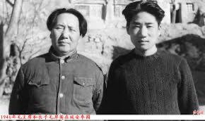Jam79922967's tweet photo. 毛泽东不顾林彪等高级将领反对，坚持出军朝鲜对抗联合国军的目的，除了制造原国军减员之外，毛泽东还有一个私心，是为其子毛岸英积累军事和政治经验。与金正日一样，毛泽东原计划是要在百年之后，传位给长子毛岸英的。但毛太子岸英的阅历太浅，除了当翻译和搞了几天土改，没有一丝战功和政治资历。抗美援朝，被视为毛泽东试图为其子毛岸英积累军事和政治经验的努力。抗美援朝打下来，太子就有了战功，就能掌握军队，使共军成为毛家军。如果真正的想保家卫国，他应该命毛岸英下连队，去当普通士兵，一级一级的靠战功提升。但入朝后，毛岸英就安插在司令部里，而且毛泽东几次发电报要彭德怀加固指挥部的防空洞，显然怕毛岸英被美军飞机炸死。毛泽东派毛岸英待在志愿军总指挥部里，一方面是为了监督彭德怀，另一方面是提高战功的起点。这个资历就不是从士兵开始的，而是从指挥官开始的。彭德怀元帅的所有英明指挥，都应该有太子亲征的一半，料他彭德怀到那时候也不敢不承认。1950年11月25 日上午，美空军轰炸机突然飞临志愿军司令部上空，投下了几十枚凝固汽油弹。在作战室紧张工作的毛岸英壮烈牺牲，年仅28岁。然而，1998 年，曾任志愿军司令部作战处副处长杨迪出了一本回忆录《我在志愿军司令部的岁月里》，其中写道：毛太子违反了军队纪律，生火做饭，炊烟暴露了目标，为了一碗蛋炒饭，葬身于联合国军飞机投掷的汽油弹的火海中。毛岸英的丧生，毛泽东让他儿子未来接班的计划也随之破灭。