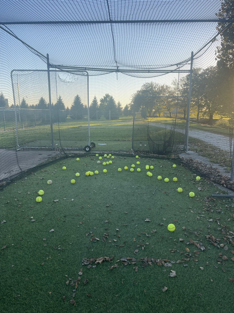 ParkerDart8's tweet photo. Productive Tuesday ✅

Swings at the field
Pitching lesson: working on locating curveball in different counts
Leg day 🔥

one day at a time! 
@CoachJexx_KSU @SaraPelegreen @Miranda_Huddle @Paige_McMenemy @IndyaSmith55 @WalshUSoftball @CoachMaddyW @greg_mcquillin @rielly_lucas https://t.co/vfvQGWPaIR