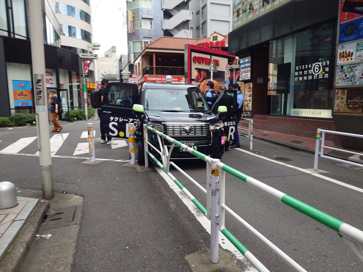 Gt8VUlzRG7buafO's tweet photo. 【現地の状況】交通情報 宇田川通り 渋谷 宇田川町付近 タクシーのガードレール衝突事故で一部交通規制10月21日 : ニュース速報あれこれ総合 https://t.co/tgGE3NOSAh #渋谷 センター街 ドライバー渋滞情報  https://t.co/InwMFuuLc8