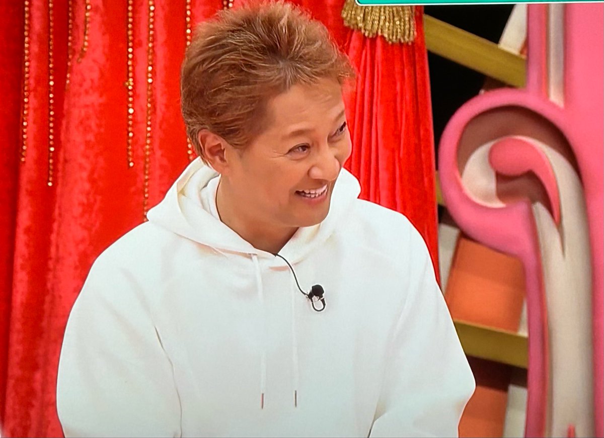 notarinotarito's tweet photo. 東野さん自分が真ん中じゃないと言ってましたが絶妙な立ち位置だと思います
ヒロミさんは前に出て仕切るタイプではないし、中居さんセンターだと中居さんの番組色が濃くなりすぎるような(ヅラ目線です🙇‍♀️)
末っ子で悪たれながら補佐する感じ
で、なんと言って短パンのおみ足が一番の見所でした😁 https://t.co/Zn0KwWlUGS