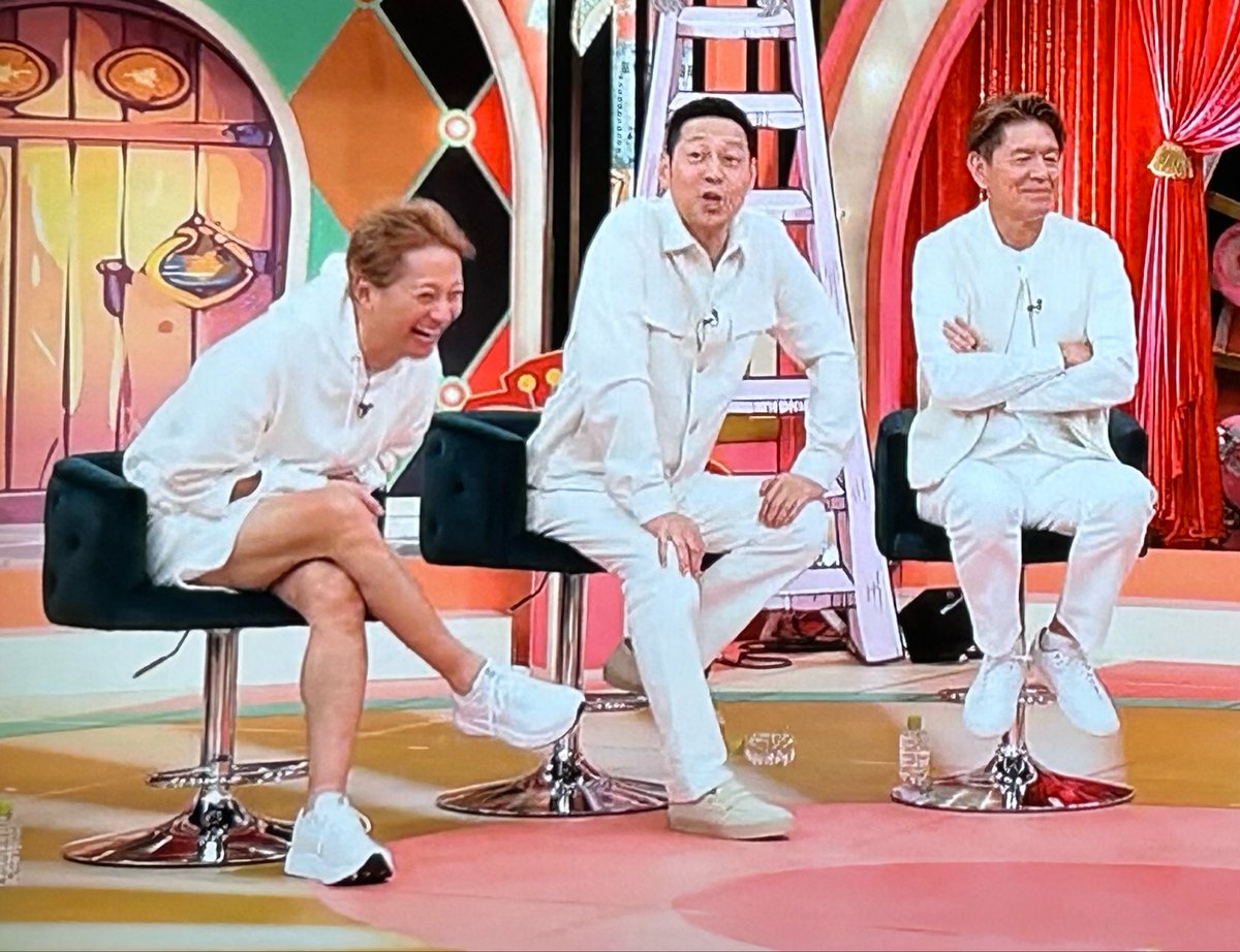 notarinotarito's tweet photo. 東野さん自分が真ん中じゃないと言ってましたが絶妙な立ち位置だと思います
ヒロミさんは前に出て仕切るタイプではないし、中居さんセンターだと中居さんの番組色が濃くなりすぎるような(ヅラ目線です🙇‍♀️)
末っ子で悪たれながら補佐する感じ
で、なんと言って短パンのおみ足が一番の見所でした😁 https://t.co/Zn0KwWlUGS