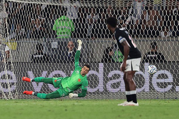 ctraldabola's tweet photo. O Vasco não chega a uma final continental sul-americana há 26 anos: a última foi a Copa Mercosul de 2000, quando venceu o Palmeiras. 

Na Copa Sul-Americana, seria uma final inédita.

📸 Reprodução/SBT https://t.co/6BnT86nFlh