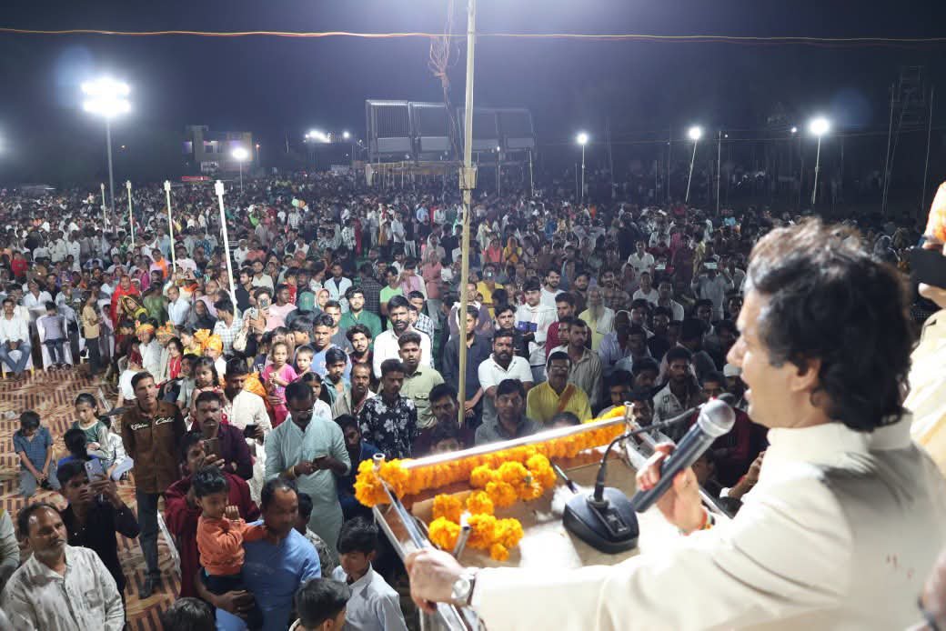 JVSinghINC's tweet photo. सौरज धीरज तेहि रथ चाका।
सत्य सील दृढ़ ध्वजा पताका॥

कल नगरपालिका परिषद राघौगढ़ द्वारा ITI मैदान, राघौगढ़ में आयोजित रावण दहन एवं विजयादशमी महोत्सव कार्यक्रम में सपरिवार सम्मिलित होने का सुअवसर प्राप्त हुआ।
विजयादशमी का पर्व हमें संदेश देता है कि रावण कितना ही बलशाली क्यों न हो, अंततः विजय सत्य, धर्म, मर्यादा और नीति के मार्ग पर चलने वाले मर्यादा पुरुषोत्तम भगवान श्रीराम की ही होती है। सत्य सनातन के स्वाभिमान की होती है।