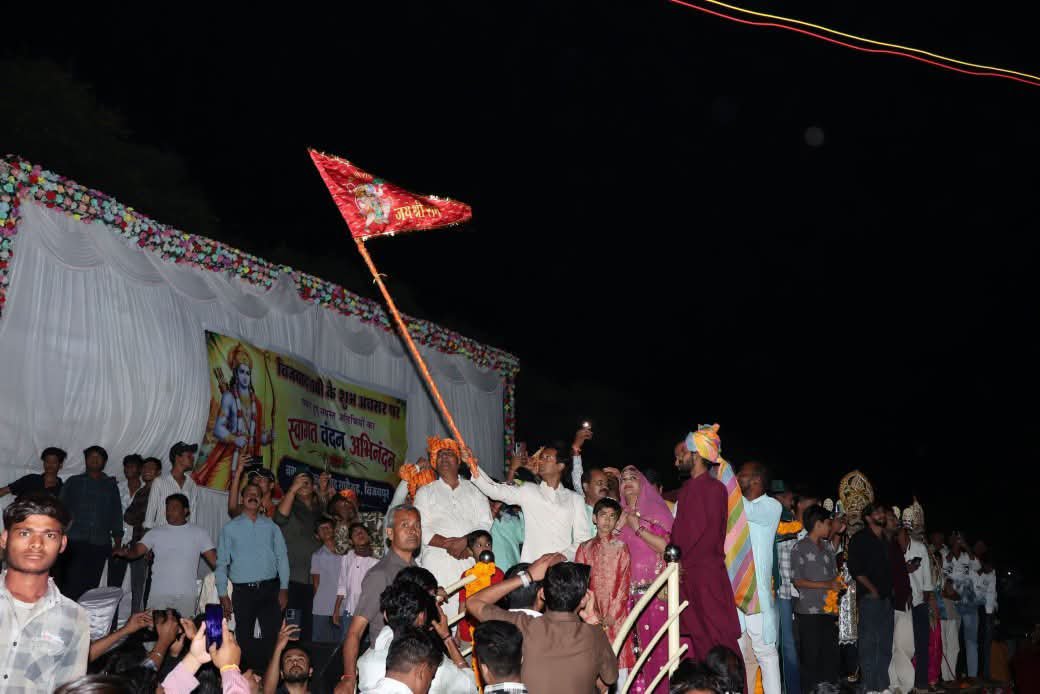 JVSinghINC's tweet photo. सौरज धीरज तेहि रथ चाका।
सत्य सील दृढ़ ध्वजा पताका॥

कल नगरपालिका परिषद राघौगढ़ द्वारा ITI मैदान, राघौगढ़ में आयोजित रावण दहन एवं विजयादशमी महोत्सव कार्यक्रम में सपरिवार सम्मिलित होने का सुअवसर प्राप्त हुआ।
विजयादशमी का पर्व हमें संदेश देता है कि रावण कितना ही बलशाली क्यों न हो, अंततः विजय सत्य, धर्म, मर्यादा और नीति के मार्ग पर चलने वाले मर्यादा पुरुषोत्तम भगवान श्रीराम की ही होती है। सत्य सनातन के स्वाभिमान की होती है।